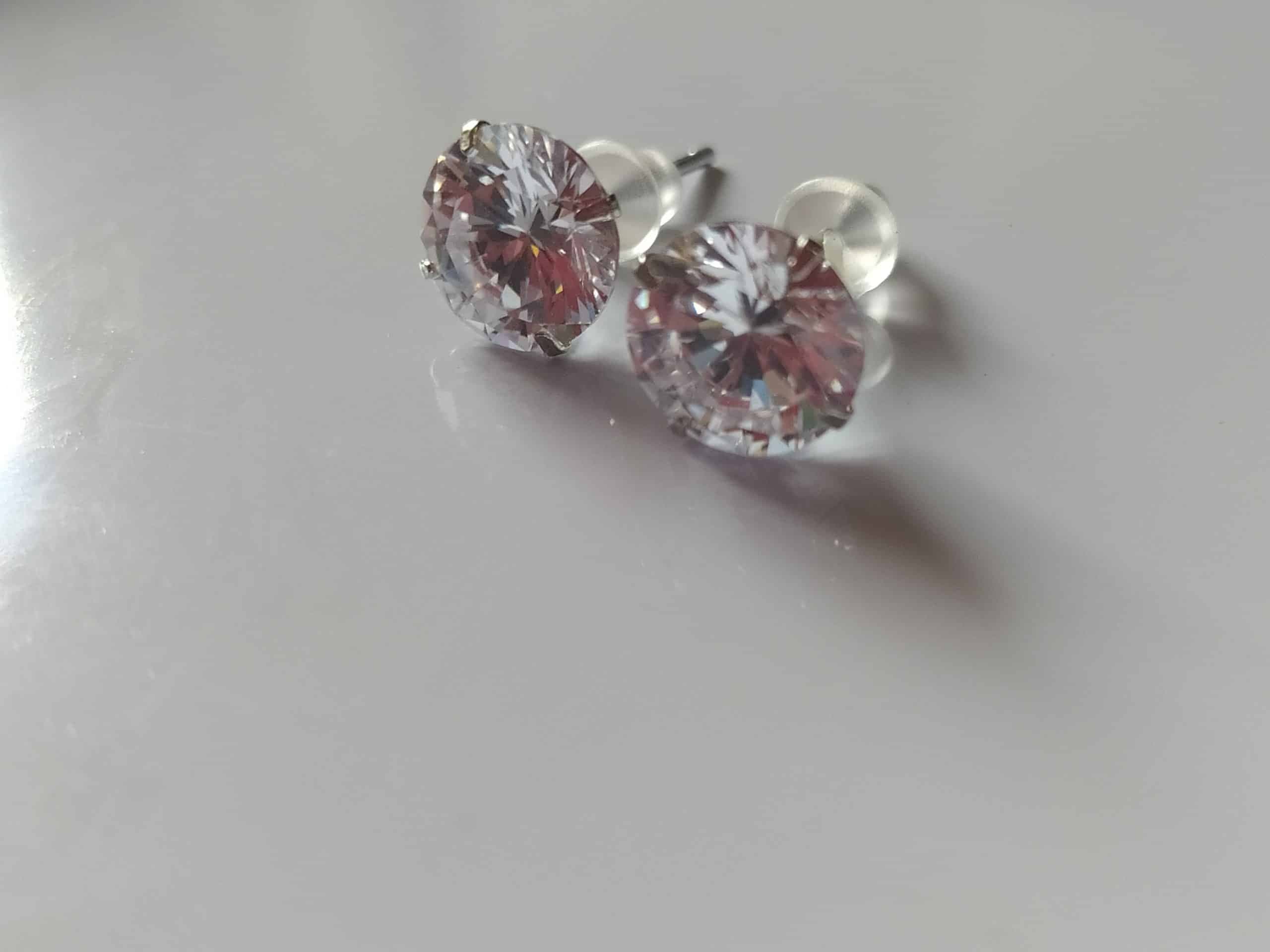 Hermosos aretes brillantes y clásicos